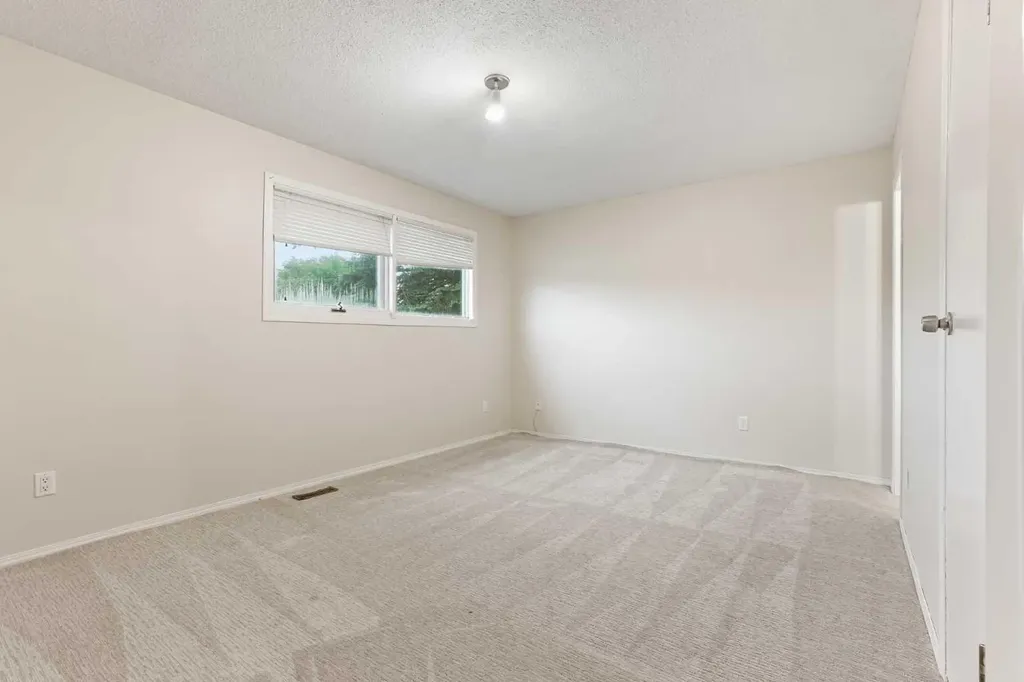 182 Oxford Road W Lethbridge AB T1K 4V4