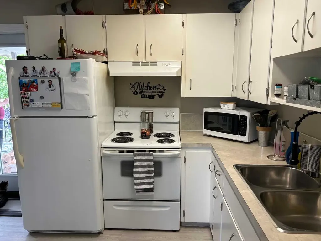 449 20 Street NE Medicine Hat AB T1C1B9