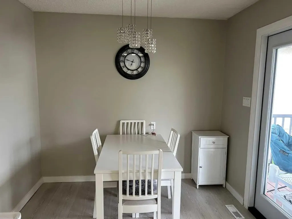 449 20 Street NE Medicine Hat AB T1C1B9