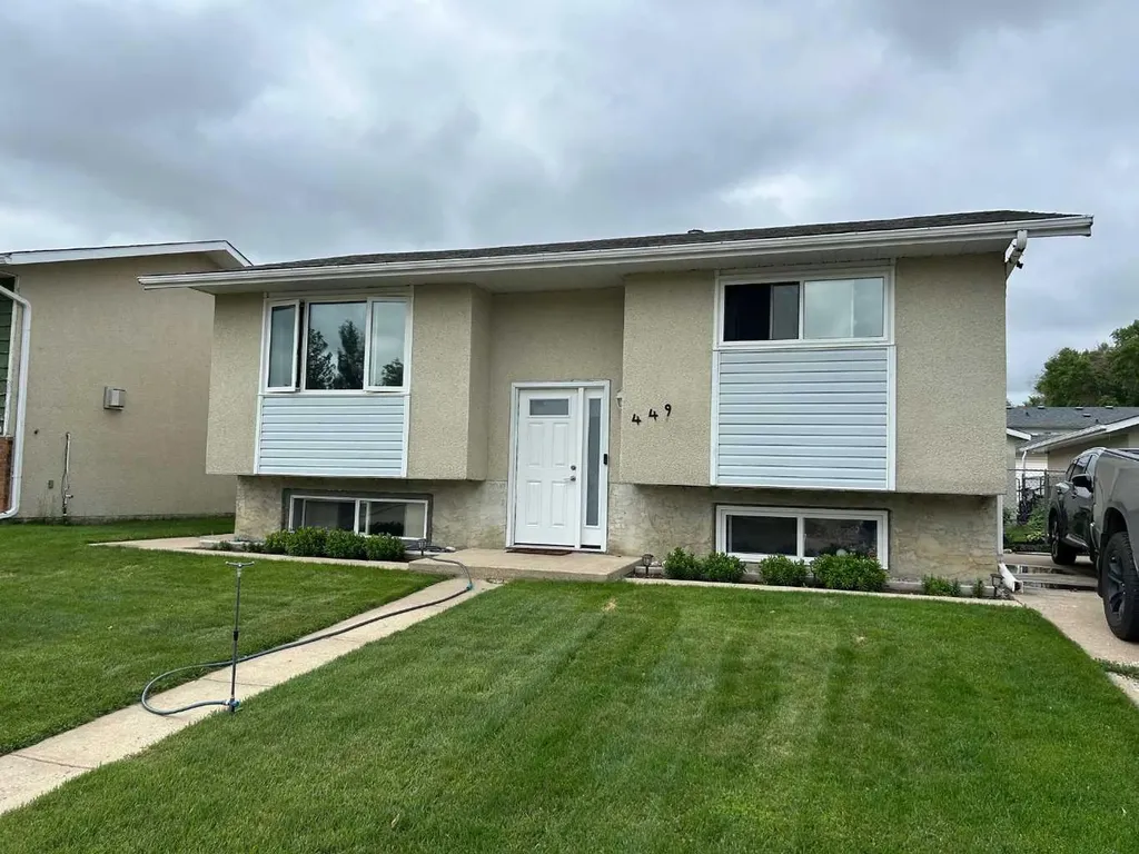 449 20 Street NE Medicine Hat AB T1C1B9