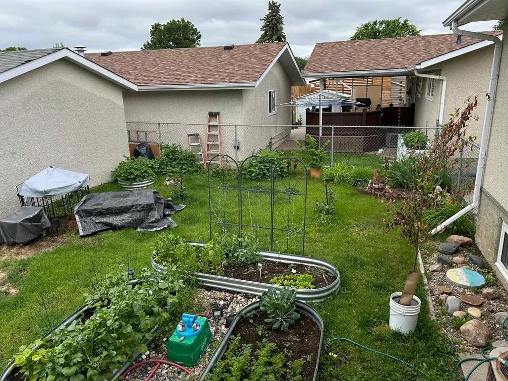 449 20 Street NE Medicine Hat AB T1C1B9