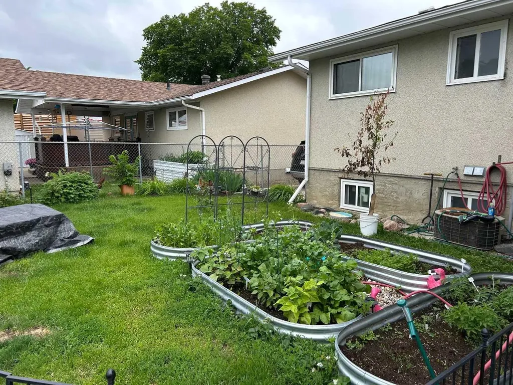 449 20 Street NE Medicine Hat AB T1C1B9