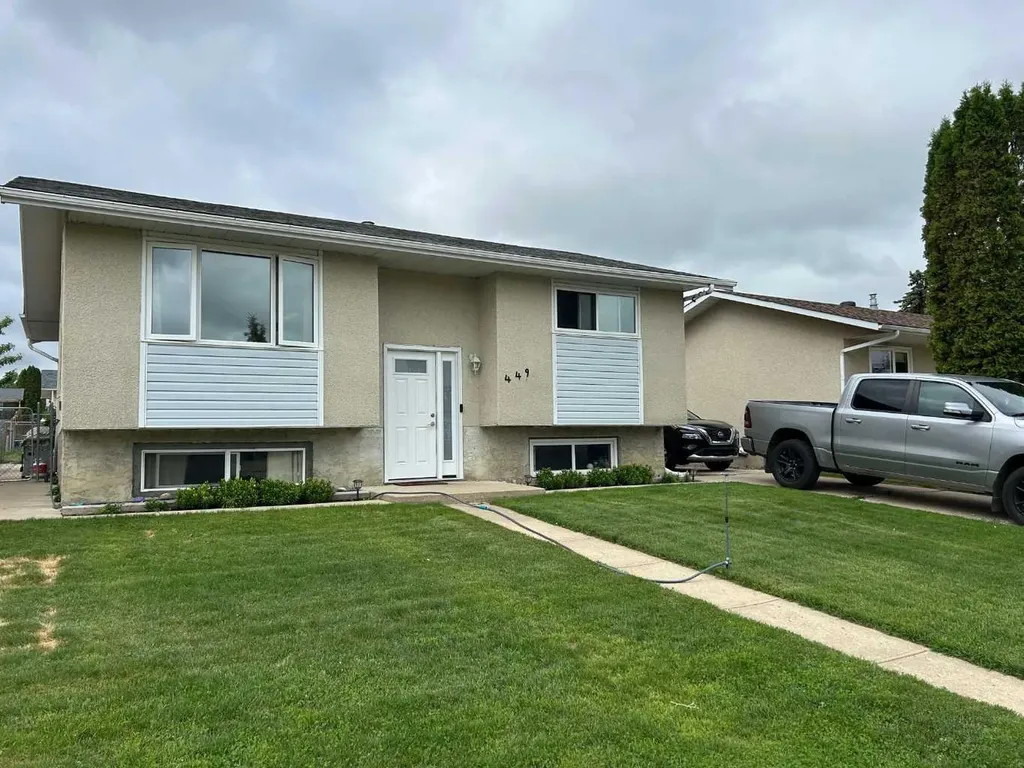 449 20 Street NE Medicine Hat AB T1C1B9