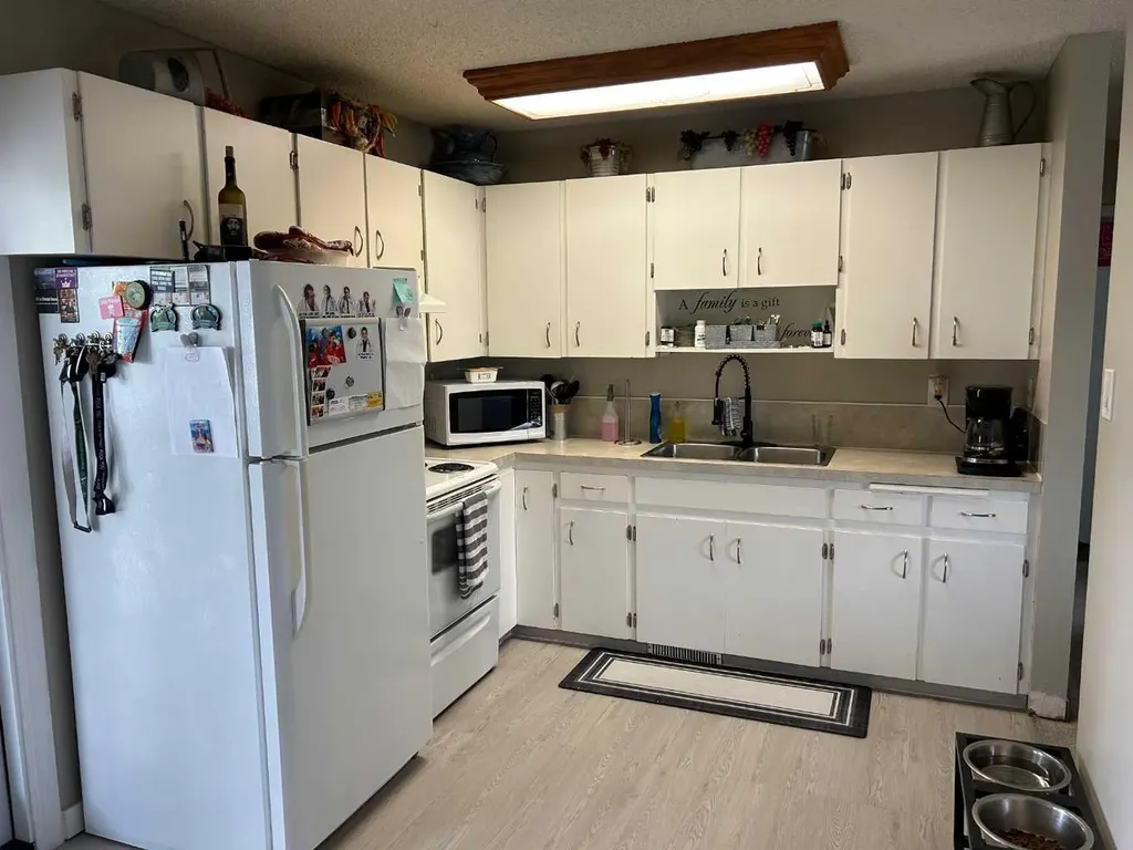 449 20 Street NE Medicine Hat AB T1C1B9