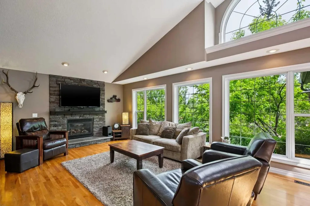 8816 48 Avenue Calgary AB T3B 2B2