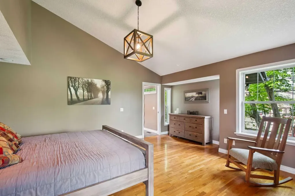 8816 48 Avenue Calgary AB T3B 2B2