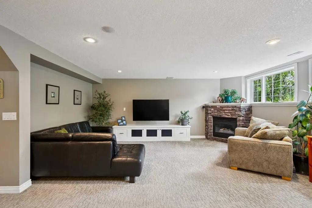 8816 48 Avenue Calgary AB T3B 2B2
