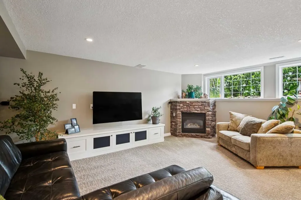 8816 48 Avenue Calgary AB T3B 2B2