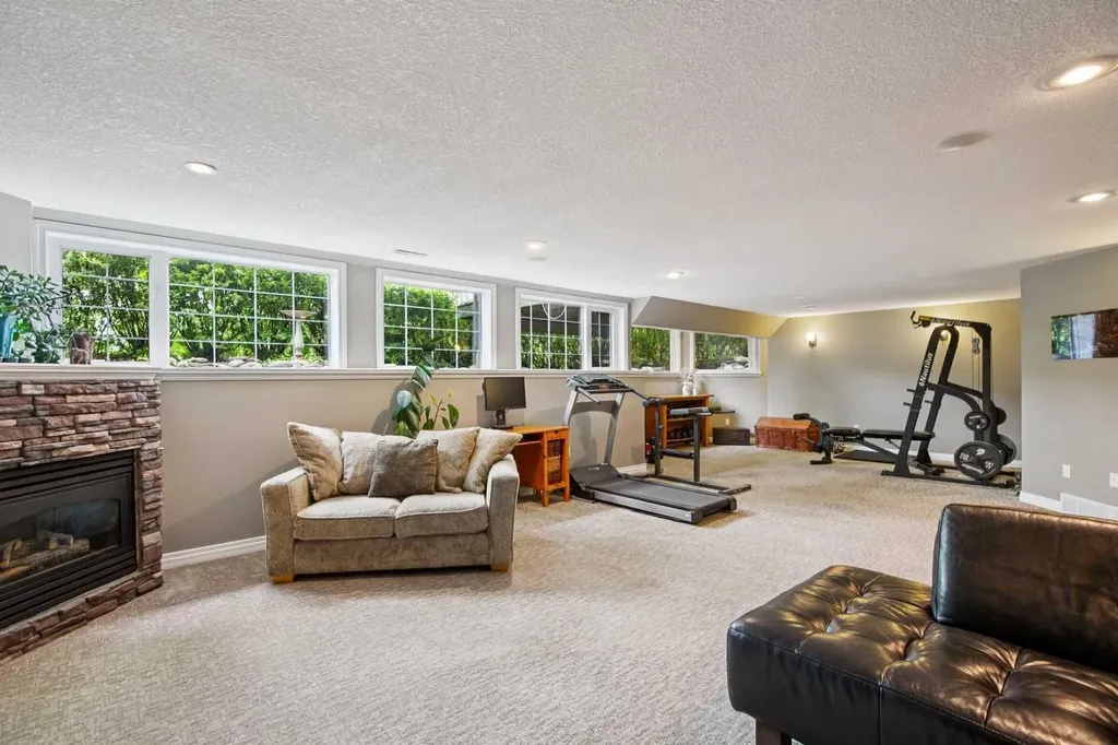 8816 48 Avenue Calgary AB T3B 2B2