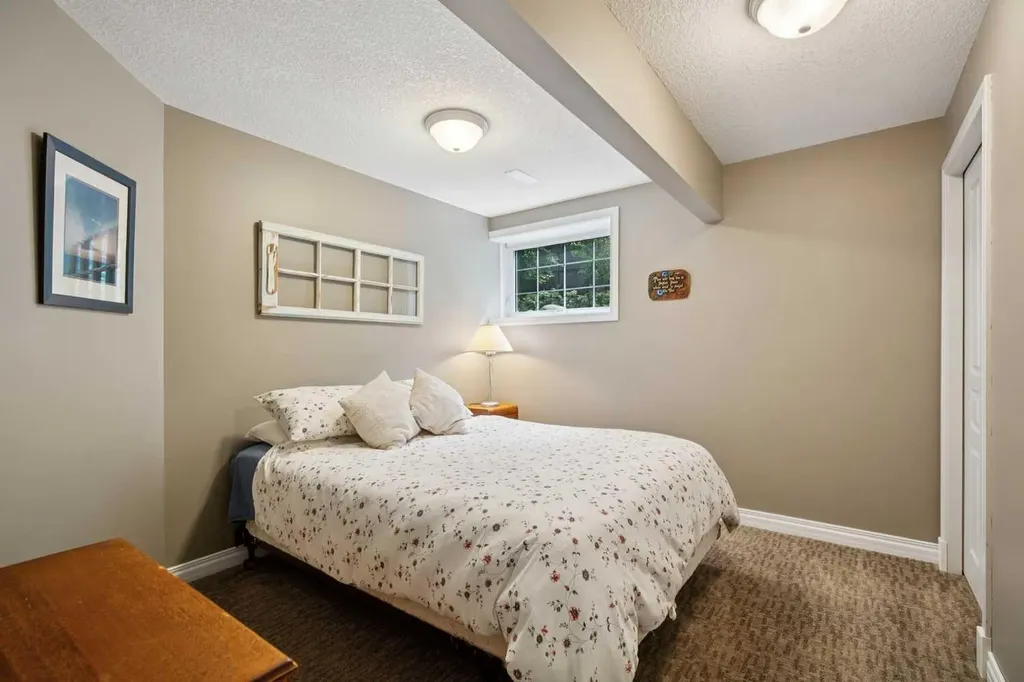 8816 48 Avenue Calgary AB T3B 2B2