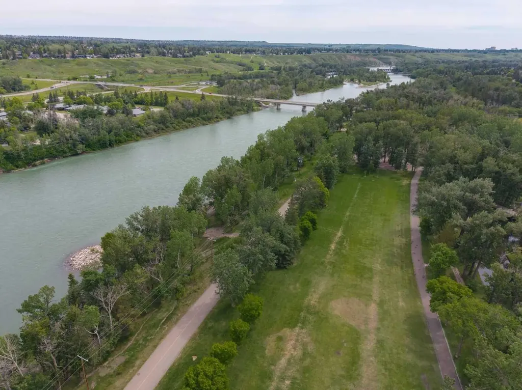 8816 48 Avenue Calgary AB T3B 2B2