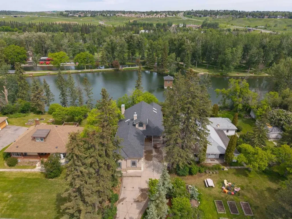 8816 48 Avenue Calgary AB T3B 2B2