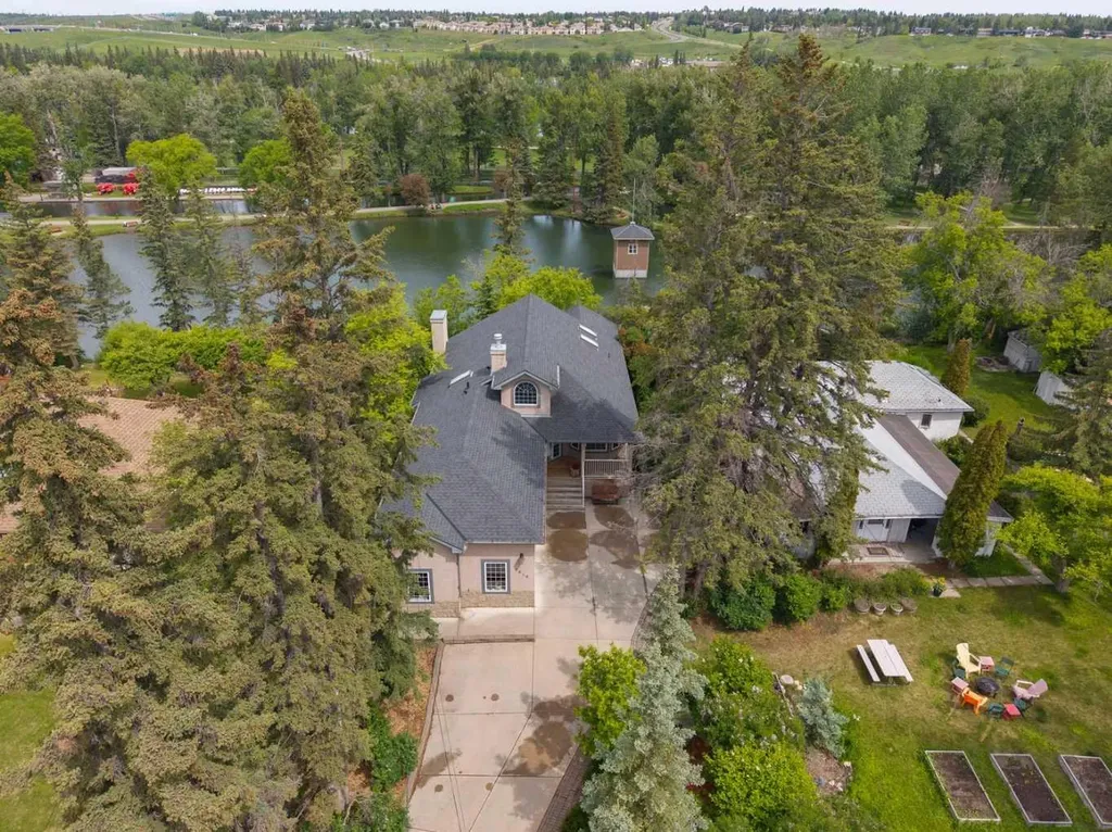 8816 48 Avenue Calgary AB T3B 2B2