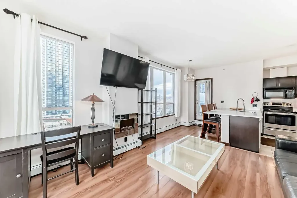 1053 10 Street SW Calgary AB T2R 1S6