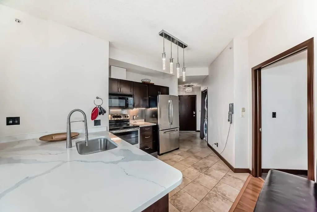 1053 10 Street SW Calgary AB T2R 1S6