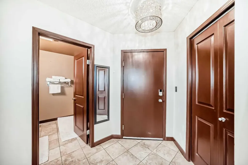 1053 10 Street SW Calgary AB T2R 1S6