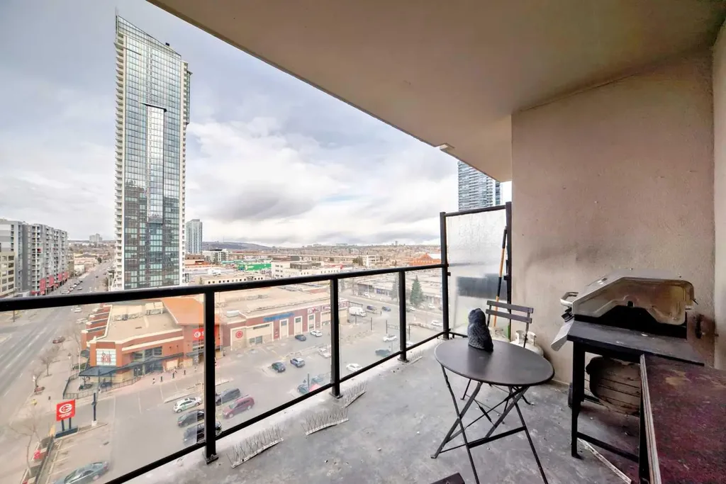 1053 10 Street SW Calgary AB T2R 1S6