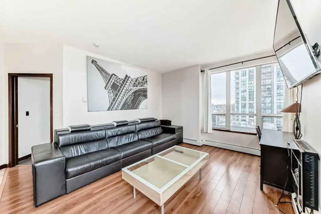 1053 10 Street SW Calgary AB T2R 1S6