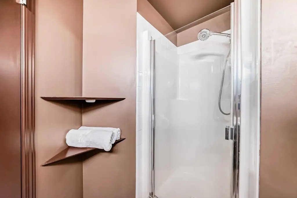 1053 10 Street SW Calgary AB T2R 1S6