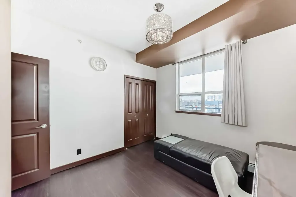 1053 10 Street SW Calgary AB T2R 1S6