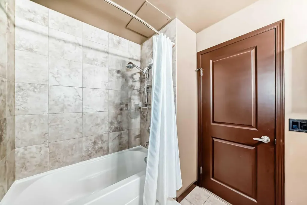 1053 10 Street SW Calgary AB T2R 1S6