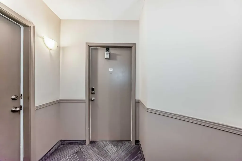 1053 10 Street SW Calgary AB T2R 1S6