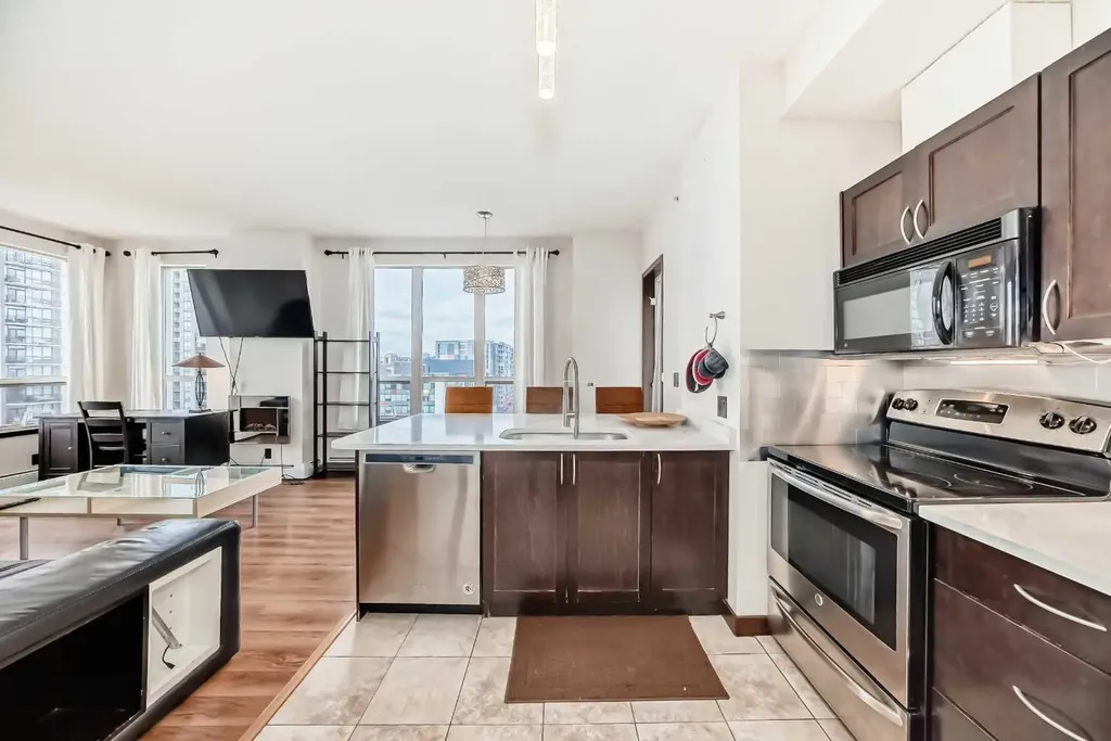 1053 10 Street SW Calgary AB T2R 1S6