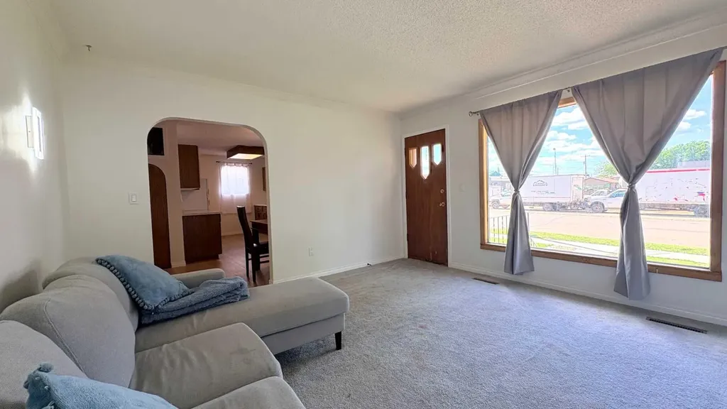 922 5 Avenue Wainwright AB T9W 1C7