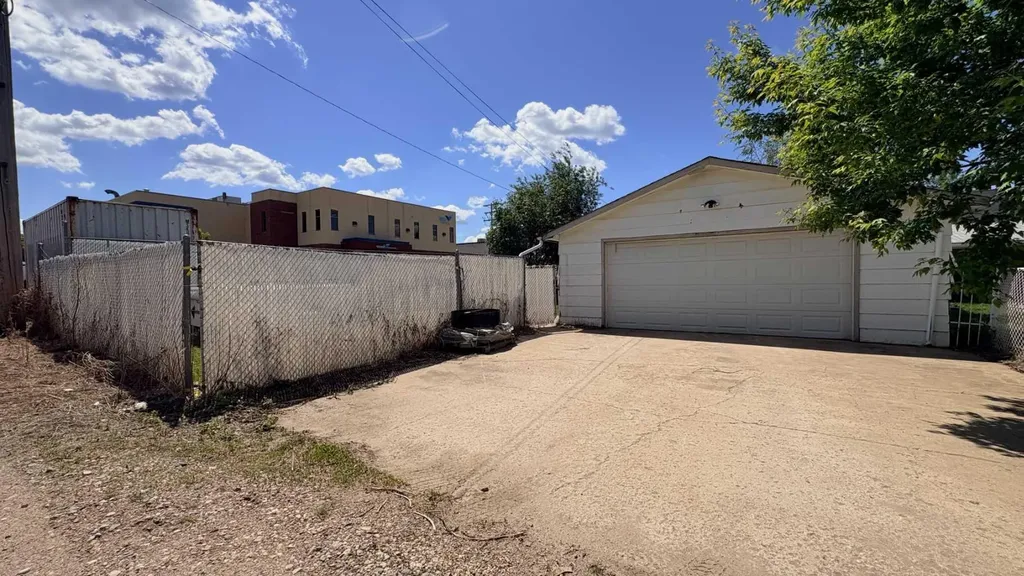 922 5 Avenue Wainwright AB T9W 1C7