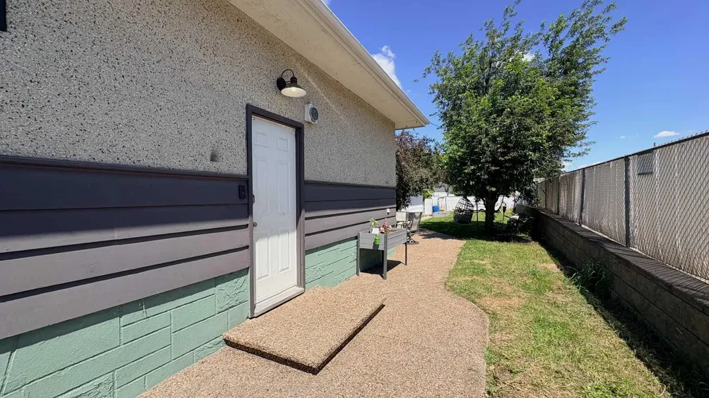 922 5 Avenue Wainwright AB T9W 1C7