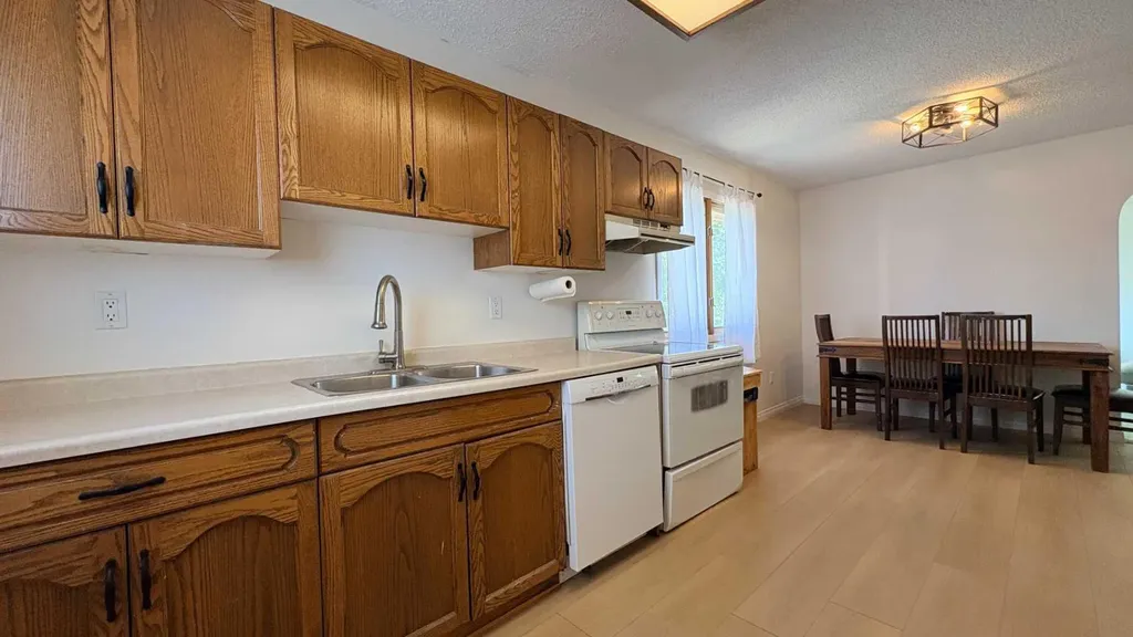 922 5 Avenue Wainwright AB T9W 1C7