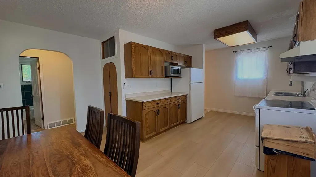 922 5 Avenue Wainwright AB T9W 1C7