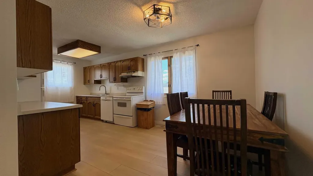 922 5 Avenue Wainwright AB T9W 1C7