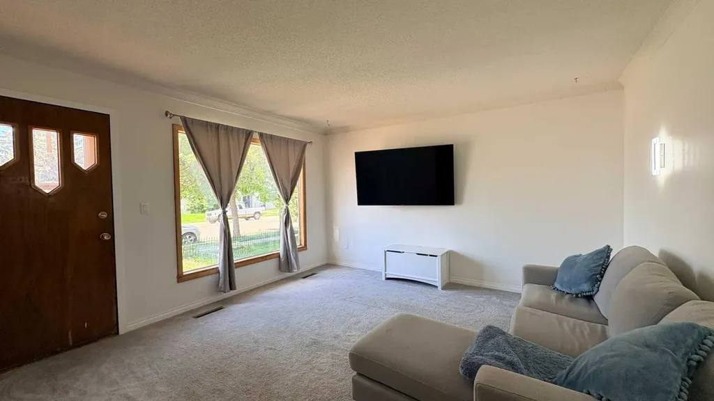 922 5 Avenue Wainwright AB T9W 1C7