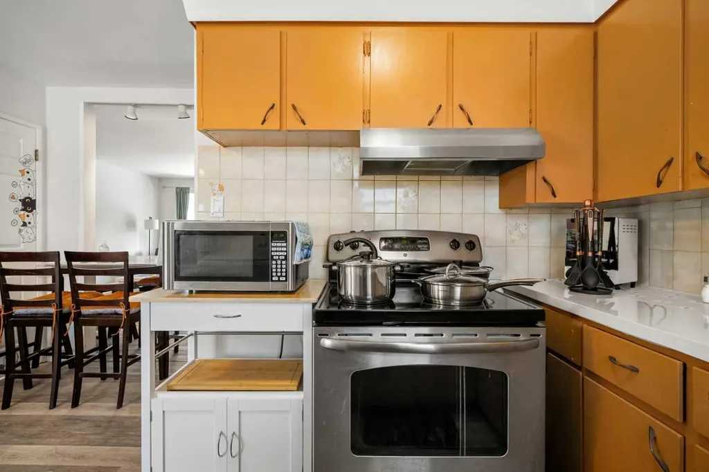 1527 46 Street SE Calgary AB T2A 1N7