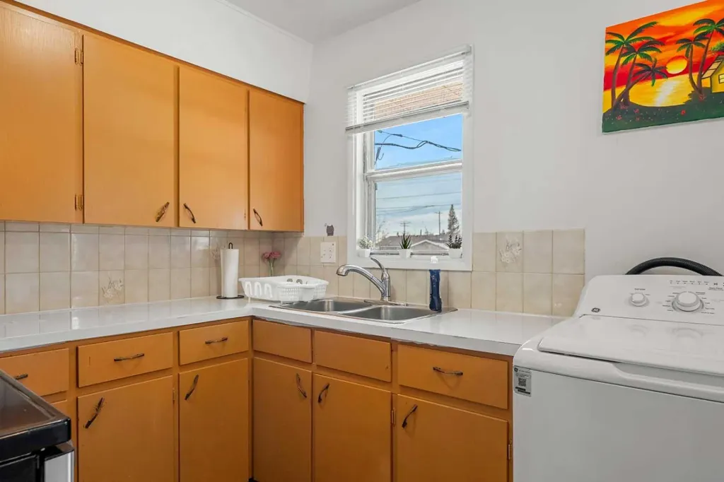 1527 46 Street SE Calgary AB T2A 1N7