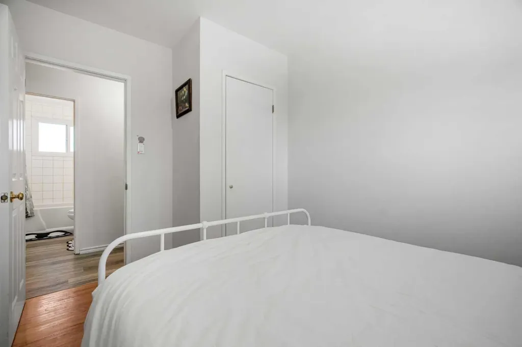 1527 46 Street SE Calgary AB T2A 1N7