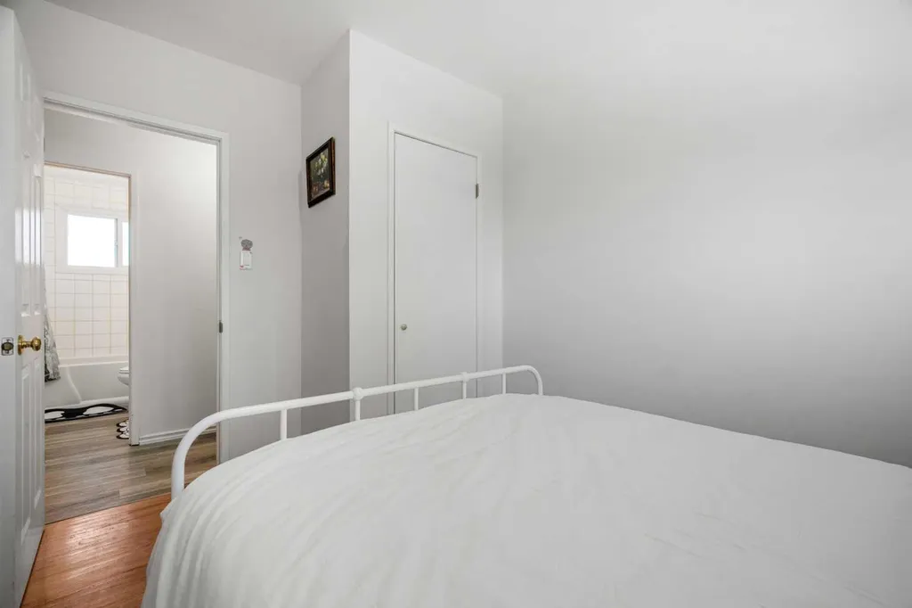 1527 46 Street SE Calgary AB T2A 1N7