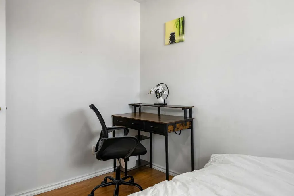 1527 46 Street SE Calgary AB T2A 1N7