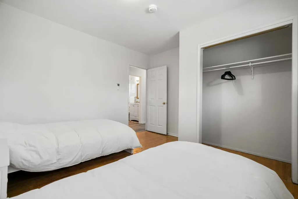 1527 46 Street SE Calgary AB T2A 1N7