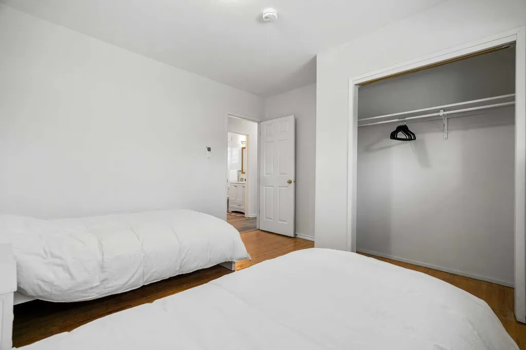 1527 46 Street SE Calgary AB T2A 1N7