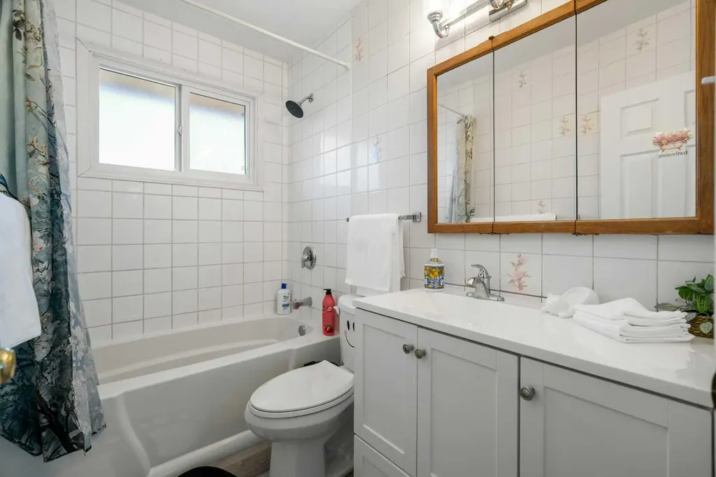 1527 46 Street SE Calgary AB T2A 1N7