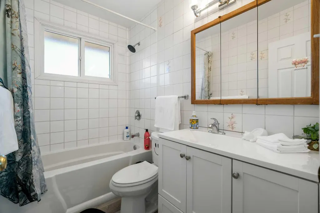 1527 46 Street SE Calgary AB T2A 1N7