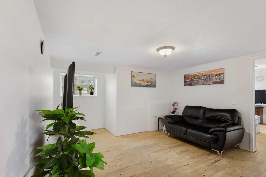 1527 46 Street SE Calgary AB T2A 1N7