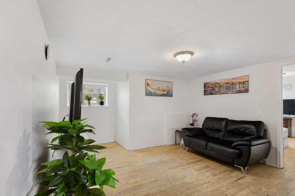 1527 46 Street SE Calgary AB T2A 1N7