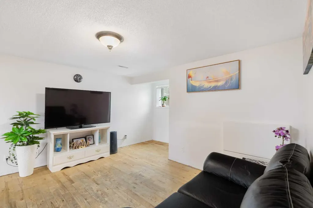 1527 46 Street SE Calgary AB T2A 1N7