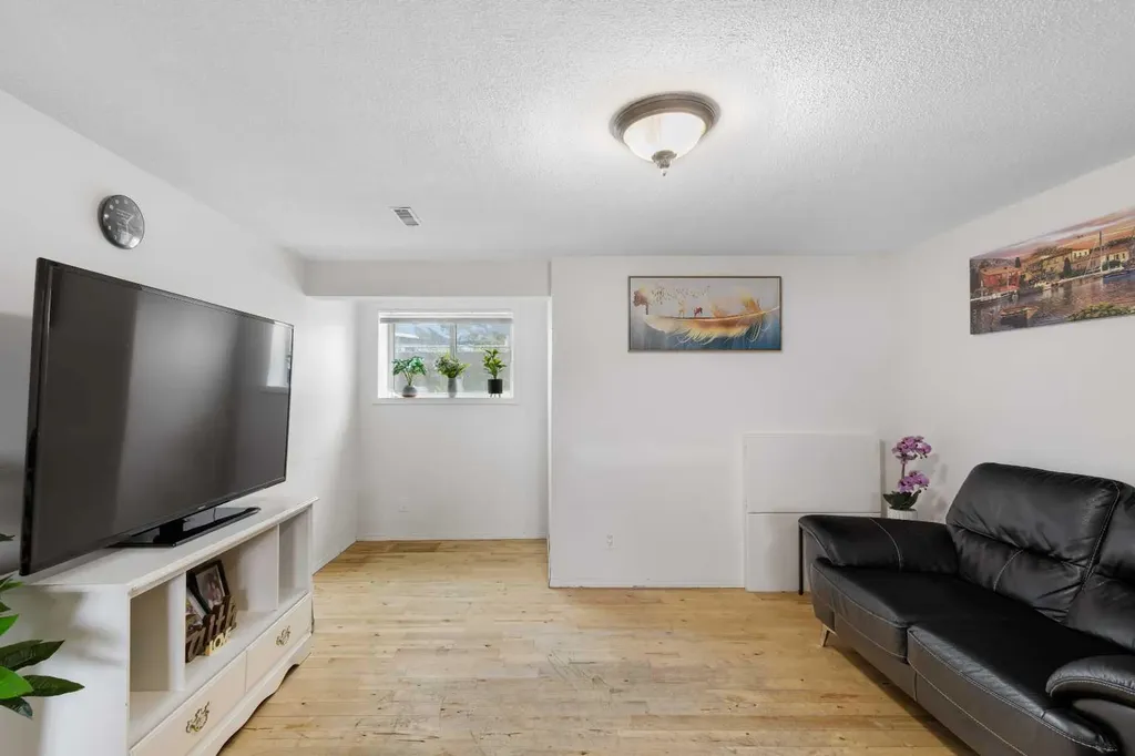 1527 46 Street SE Calgary AB T2A 1N7
