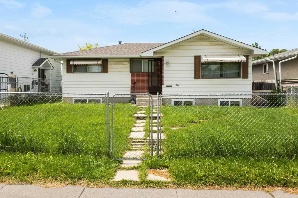 1527 46 Street SE Calgary AB T2A 1N7