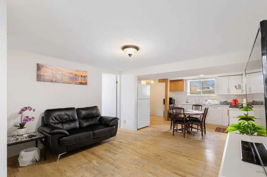 1527 46 Street SE Calgary AB T2A 1N7