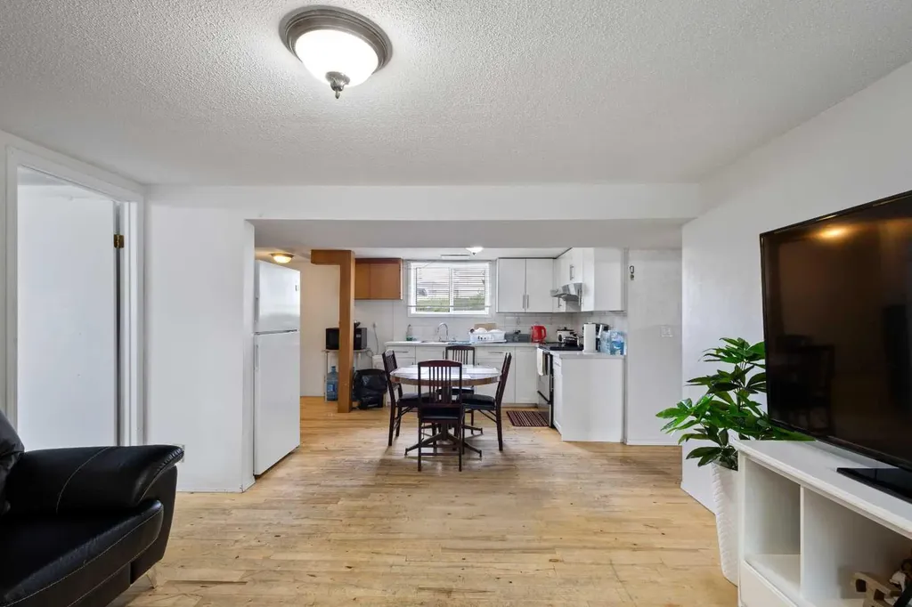 1527 46 Street SE Calgary AB T2A 1N7